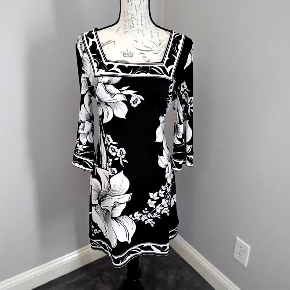 White House Black Market Dresses & Skirts - White House Black Market Black& White Floral Print Dress - M